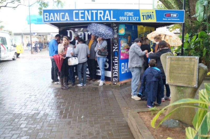 Chuva não desanima colecionadores de figurinhas