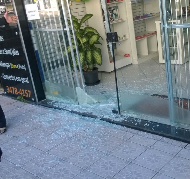 No Rio Maina, dupla assalta joalheria e foge