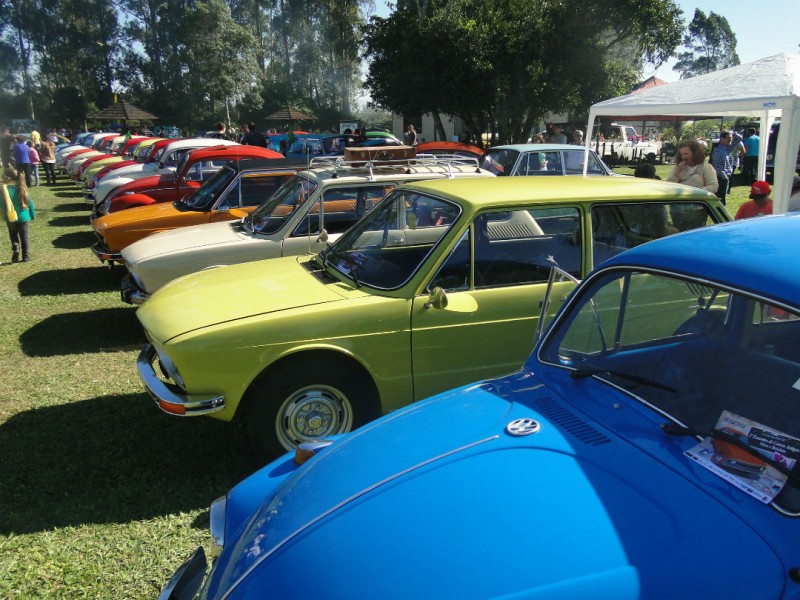 Encontro de Fuscas e Carros Antigos reúne 150 veículos 