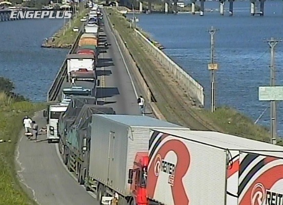 Queda de barreira interrompe o trânsito na BR-101, em Laguna