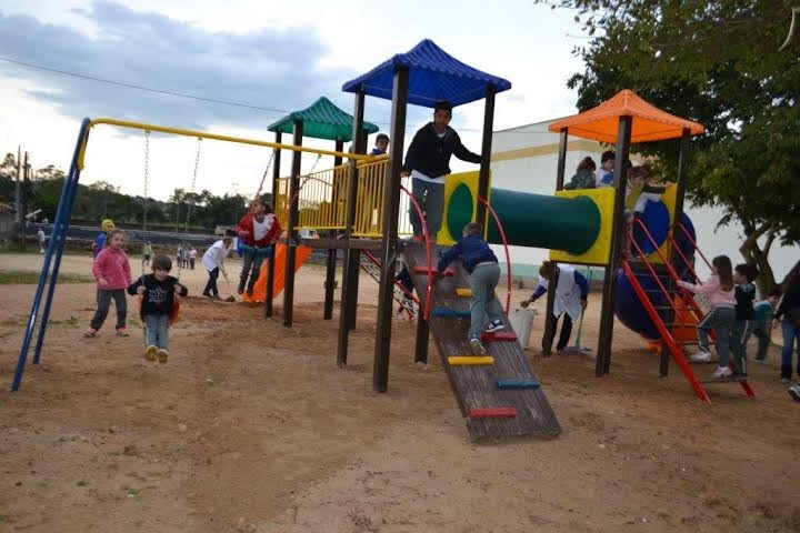 Escolas de Cocal do Sul recebem parques infantis