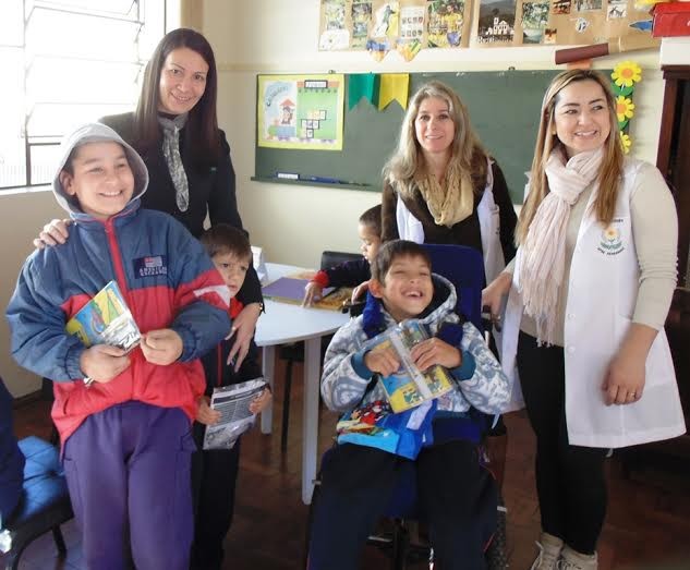 Apae de Araranguá participa de ação social do Sicoob Credisulca