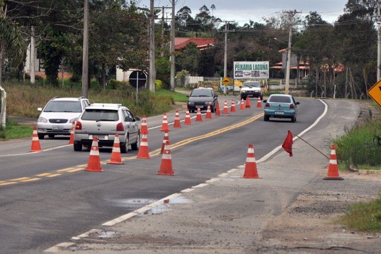 Com risco de desmoronamento, trecho da SC-445 está em meia pista 