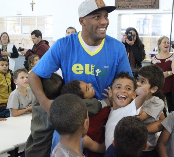 De braços abertos, Maicon Sisenando é recepcionado no Bairro da Juventude