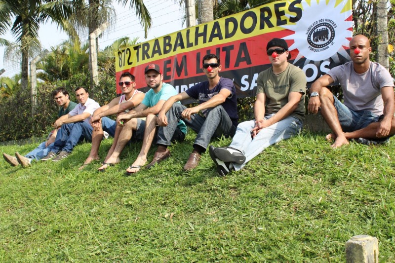Sem receber salário, mineiros fazem manifestação