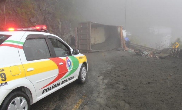 Caminhão tomba e bloqueia Serra do Rio do Rastro