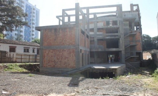 Em leilão, Unesc arremata compra de complexo educacional público