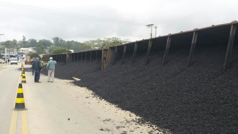 Trem descarrila em Morro da Fumaça