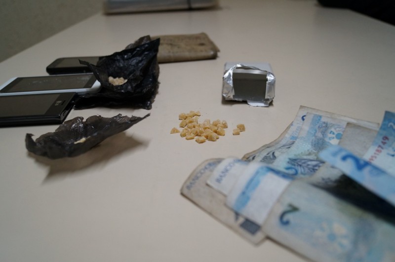 Polícia Militar apreende 60 pedras de crack 