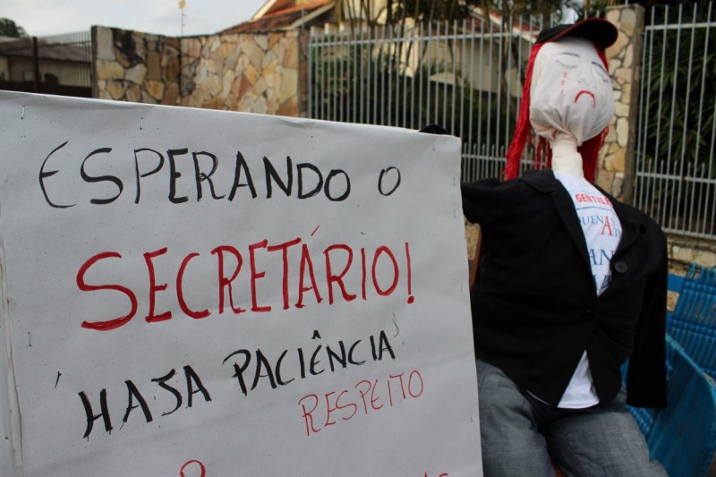 Moradores interditam rua e pedem melhorias 