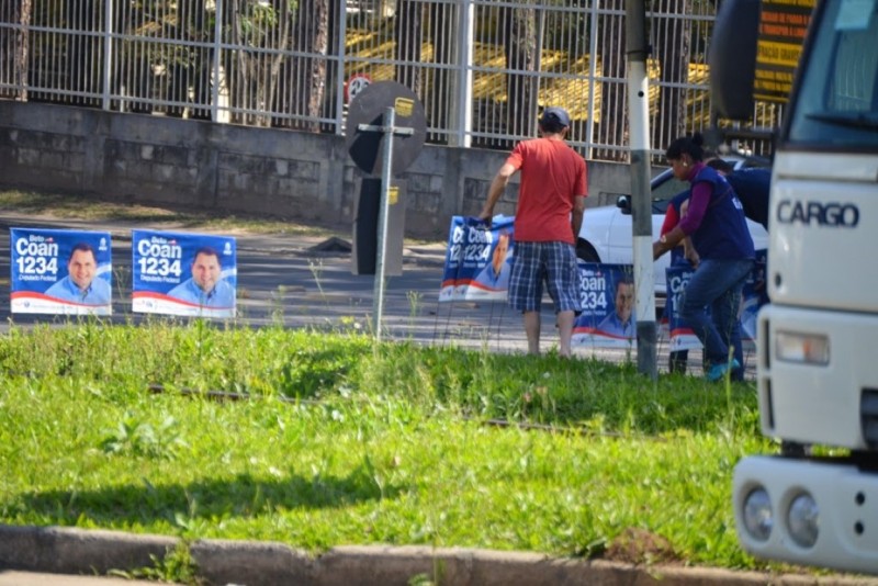 Placas de publicidade são recolhidas na rótula do bairro Jardim Angélica