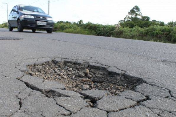 Homem morre em colisão frontal com carreta na Jorge Lacerda