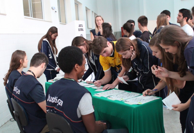 Projeto em colégio de Criciúma ensina jovens a votar