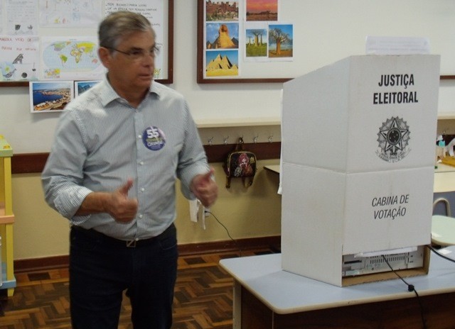 Confiante na reeleição, Eduardo Moreira vota em Criciúma