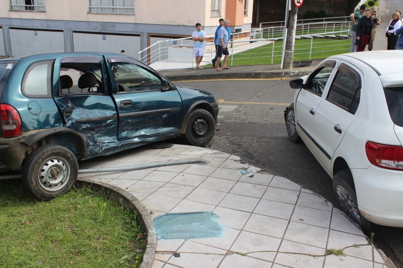 Homem morre e mulher fica ferida após atropelamento no bairro Santa Bárbara