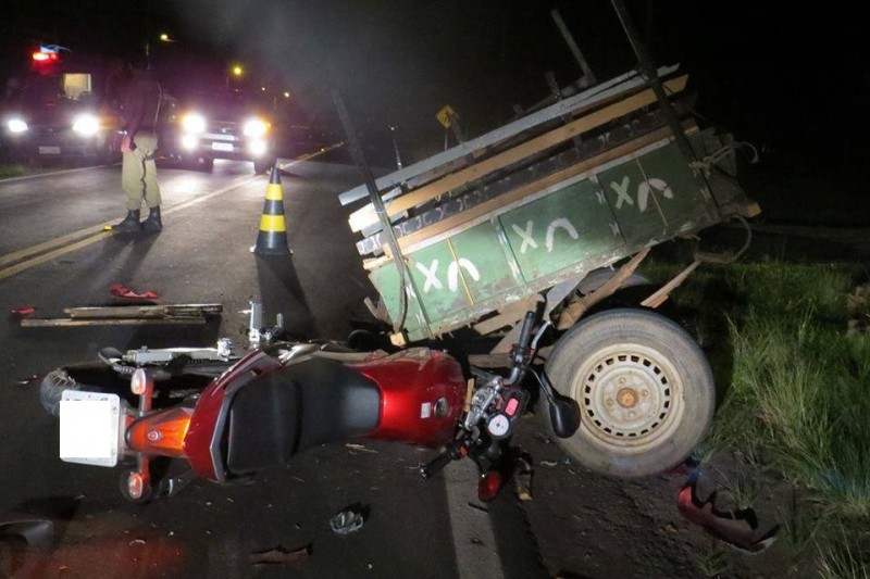 Motociclista morre ao colidir de frente em carroça 