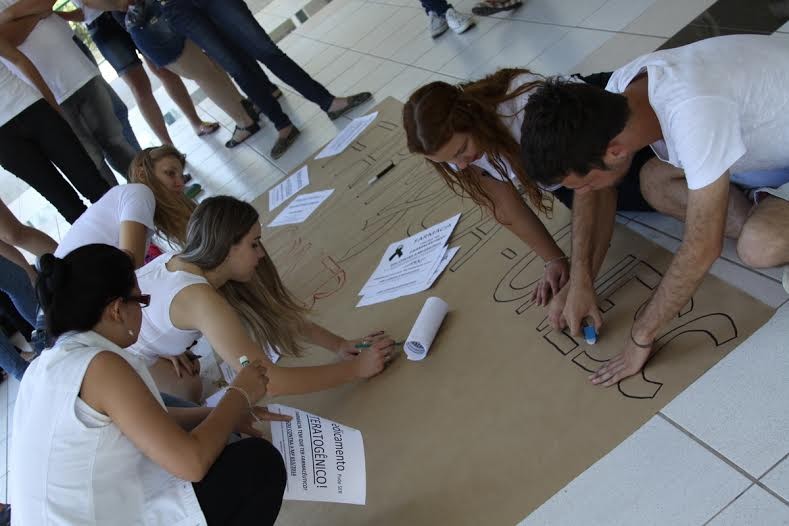 Alunos de Farmácia da Unesc realizam mobilização contra MP 653/14