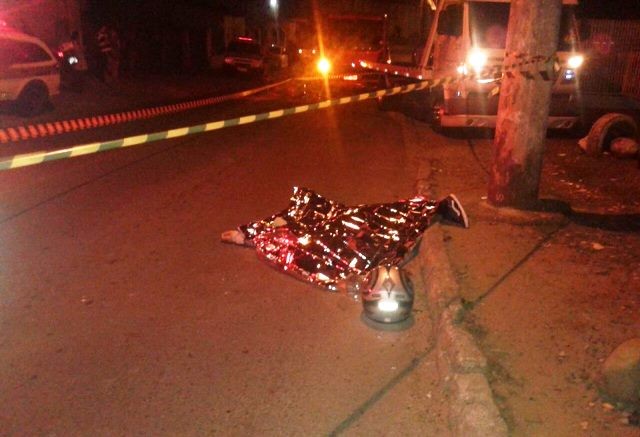 Motociclista morre após colidir em poste
