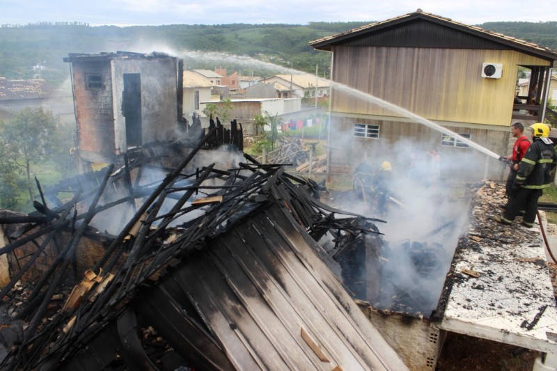 Fogo deixa casa totalmente destruída