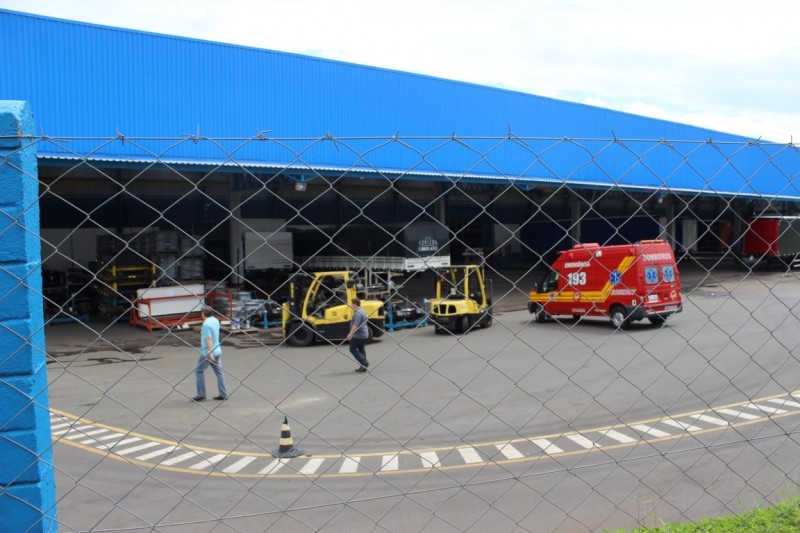 Setor de tintas da empresa Librelato pega fogo