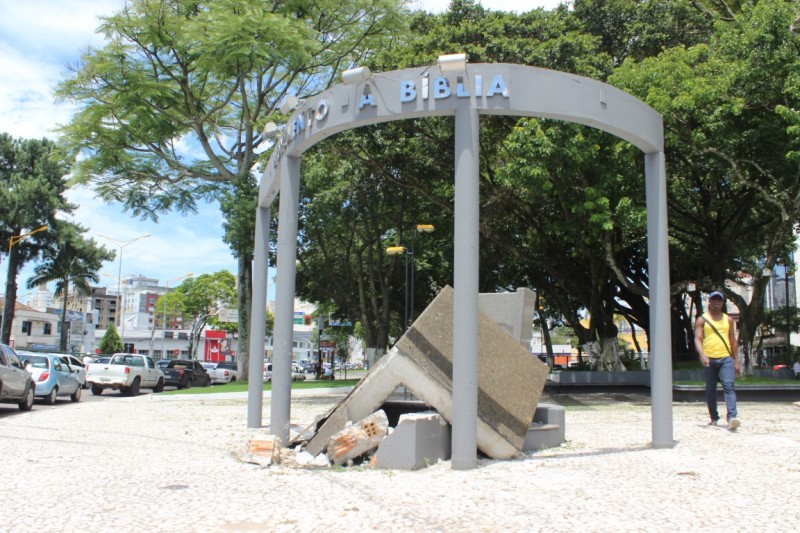  Monumento é destruído em praça de Criciúma