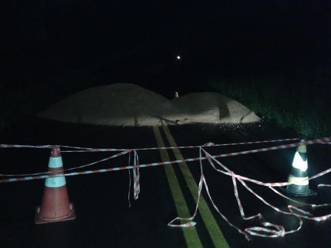 Queda de barreira interdita rodovia que liga Braço do Norte a Grão Pará