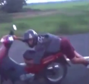 Motociclista dirige deitado na BR-101