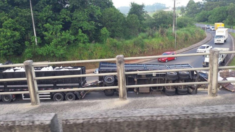 Caminhão tomba em rótula do Anel Viário