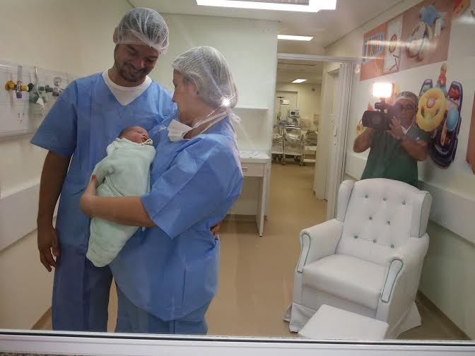 Nasce bebê gerado na barriga da avó