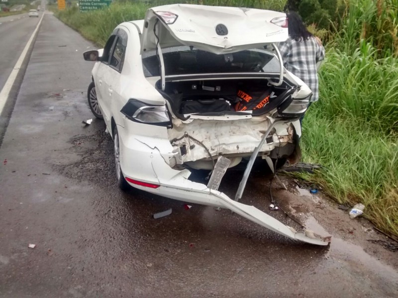 Colisão na BR-101 deixa carros destruídos