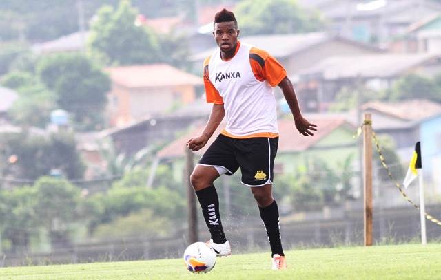 Com lesão no púbis, Perea desfalca o Criciúma