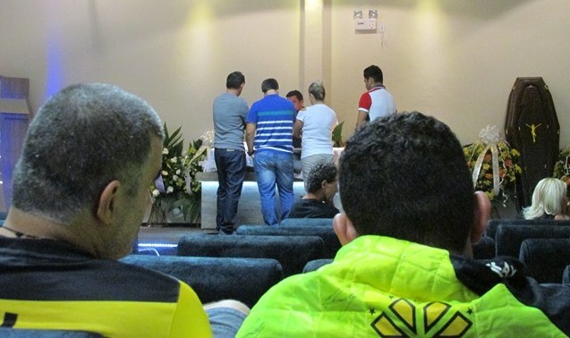 Amigos e torcedores se despedem de Alexandre