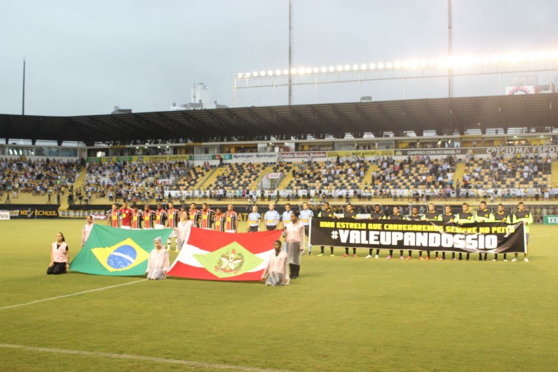 Jogadores homenageiam Alexandre Pandóssio no Majestoso 