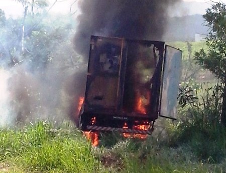 Caminhão é roubado e incendiado em Criciúma 