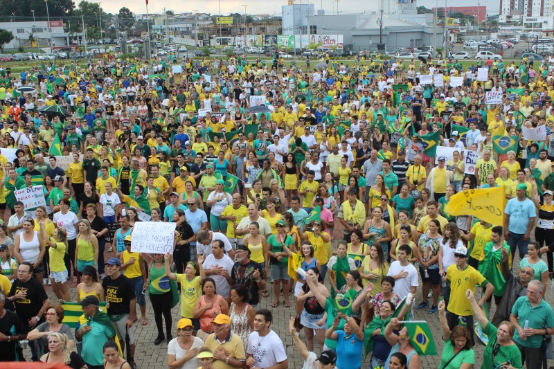Pelo menos oito mil pessoas protestaram pelo impeachment de Dilma 