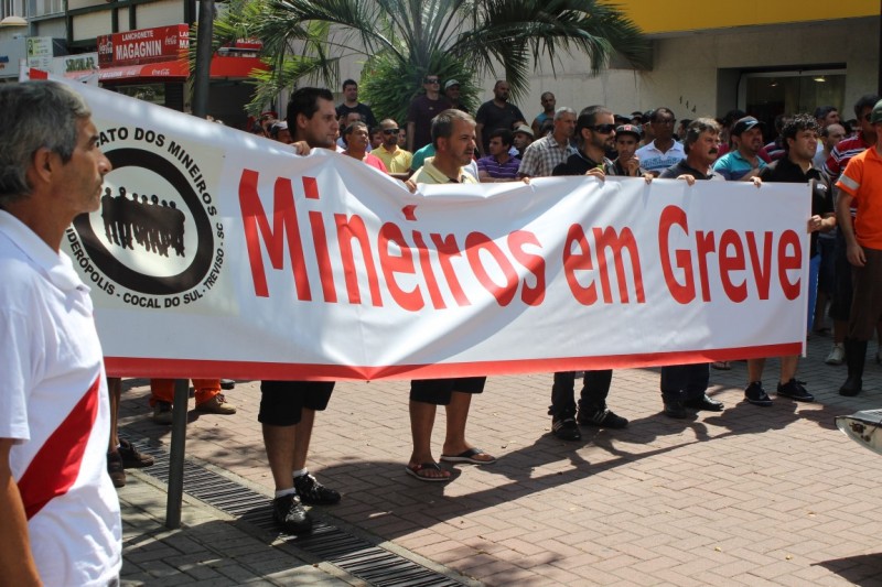 Sem ter reivindicações atendidas, mineiros protestam contra carboníferas 