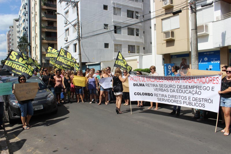 Professores manifestam indignação com o Estado em frente ao Colegião 