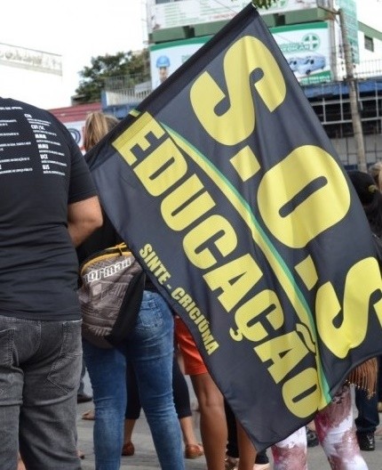 Professores do Estado deflagram greve nesta terça-feira