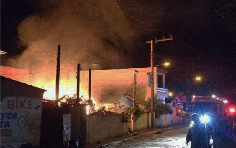 Incêndio deixa casa totalmente destruída em Laguna