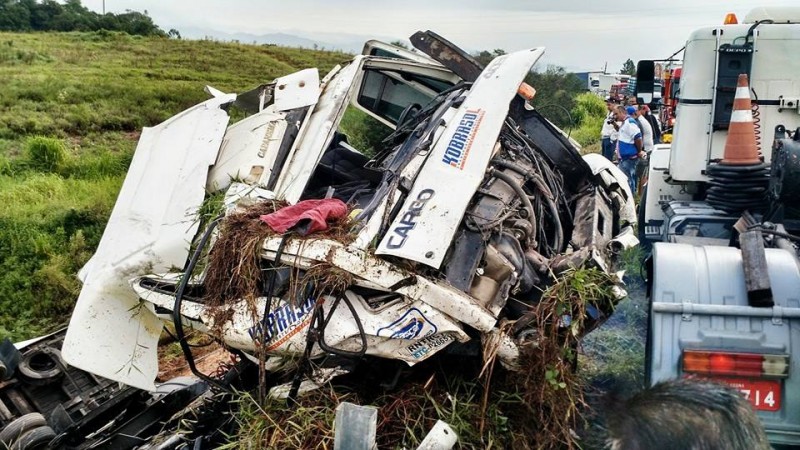 Caminhoneiro morre ao cair em ribanceira na BR-101