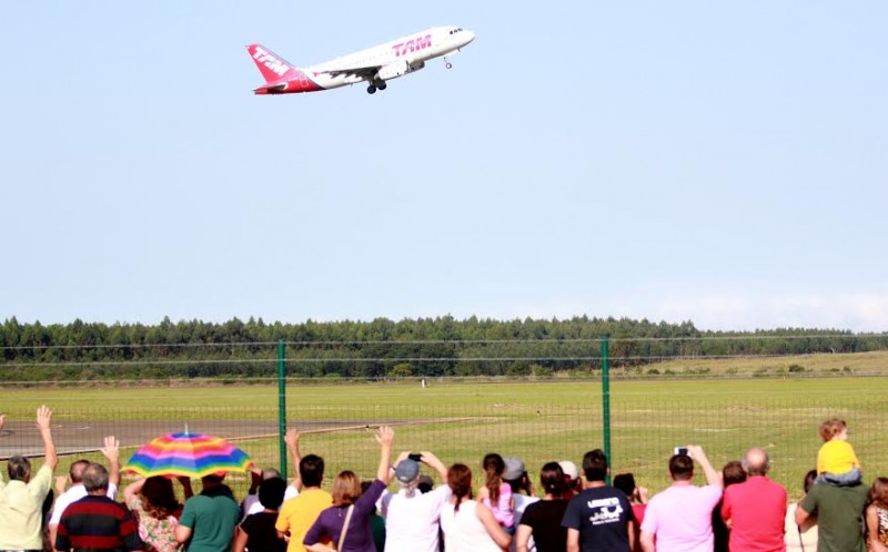 Voo comercial começa a decolar no aeroporto de Jaguaruna