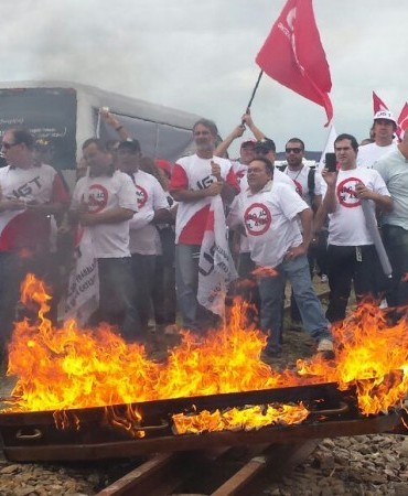 Contra a Lei de Terceirização, manifestantes protestam na Ponte de Laguna 