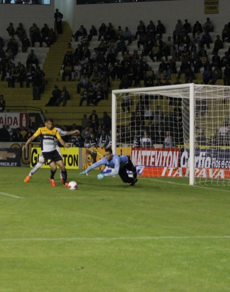 Em jogo de dois tempos distintos, Tigre decepciona e perde