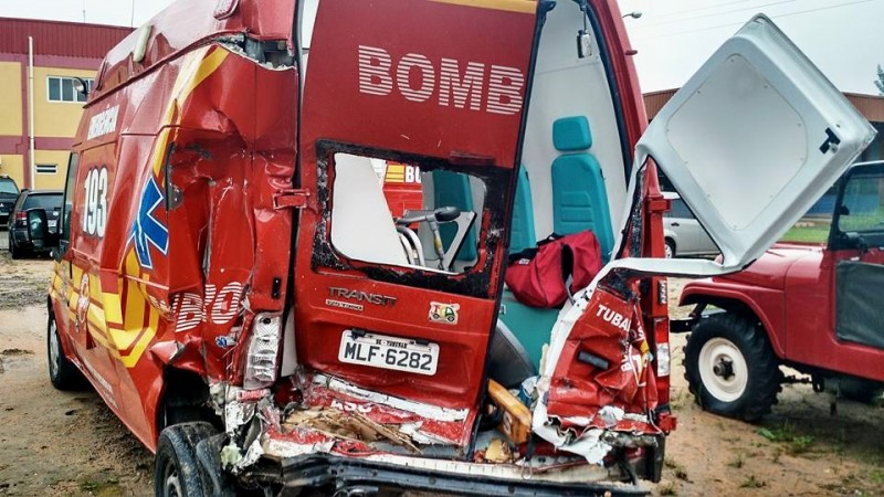 Acidente envolve carro, caminhão, ônibus e ambulância dos bombeiros 