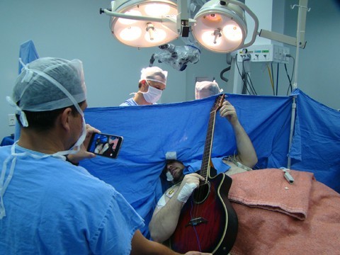 Paciente canta e toca violão durante cirurgia
