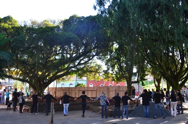 Abraço simbólico marca discussão de obra na Praça de Urussanga