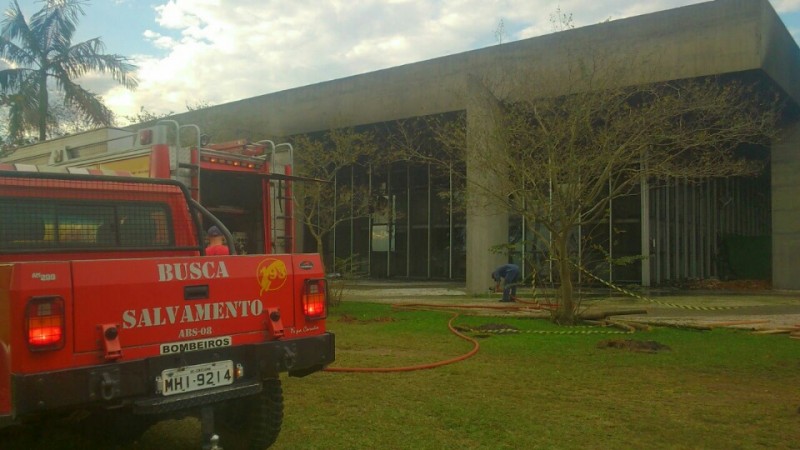 Bombeiros realizam resfriamento no prédio da prefeitura 