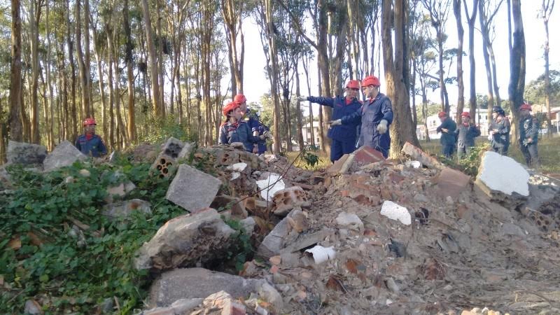 Bombeiros participam de treinamento de busca e resgate em estruturas colapsadas