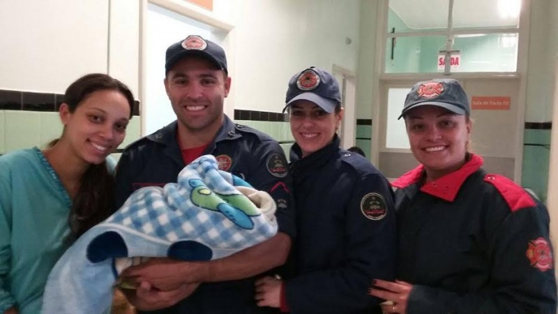 Bombeiros realizam parto em ambulância