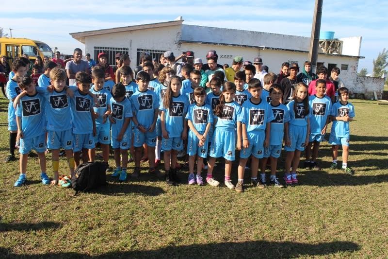 Projeto do atleta João Afonso contempla crianças com uniformes